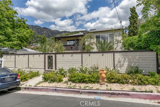 10630 Samoa Avenue, Tujunga CA: https://media.crmls.org/medias/e5da5f51-9fb2-4afd-a7f7-84355ec80248.jpg