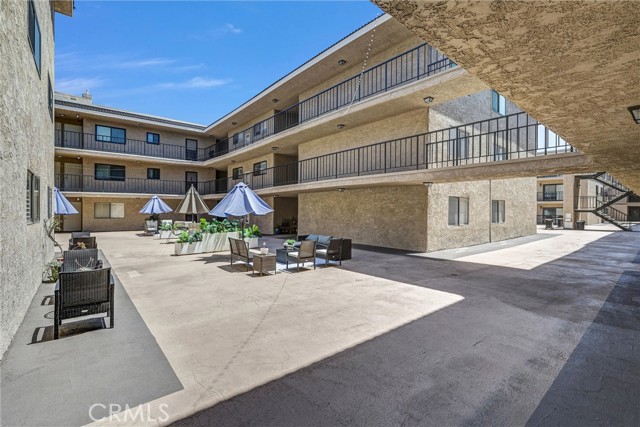 12400 Montecito Road, Seal Beach CA: https://media.crmls.org/medias/e5da6ca9-b0ba-4fd8-b323-79e549d9ed10.jpg