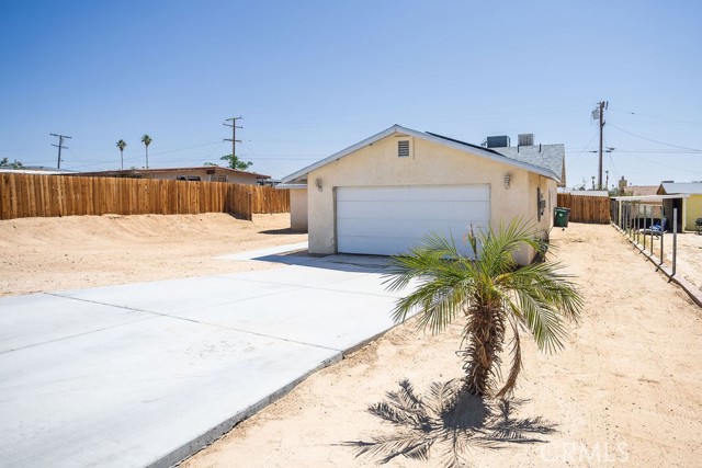 6025 Abronia Avenue, 29 Palms CA: https://media.crmls.org/medias/e5da82f3-9090-407d-9b68-03f2fa65752a.jpg