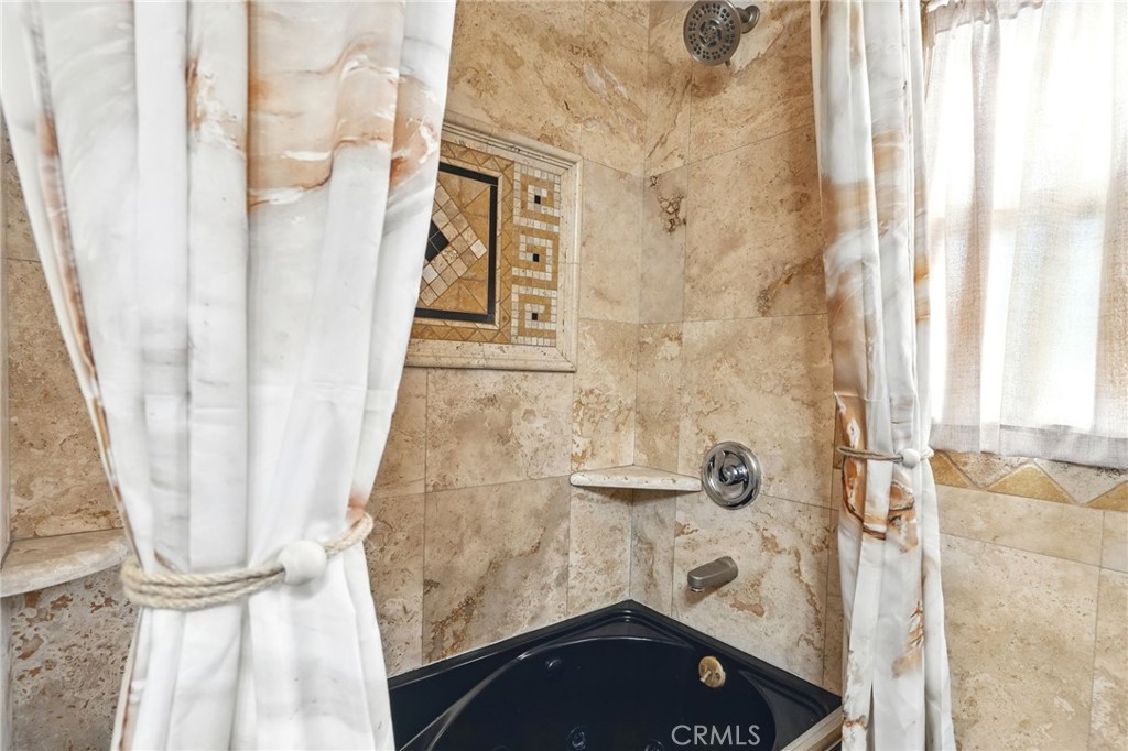 https://media.crmls.org/medias/e5dad835-3bdb-423e-a65c-6cd2d0d7e93f.jpg?preset=X-Large