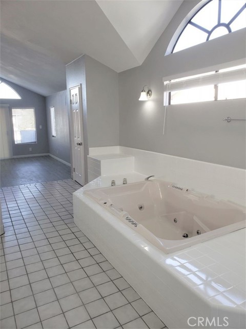 2506 e 6TH Street, Long Beach CA: https://media.crmls.org/medias/e5db3132-04d9-4957-bb88-542dbc5e93b9.jpg