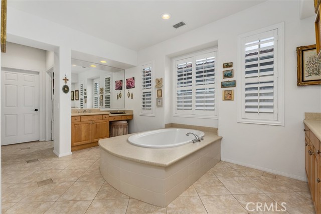 18 Corte Sevilla, San Clemente CA: https://media.crmls.org/medias/e5dc4473-129d-43ba-a295-da24ae977c13.jpg