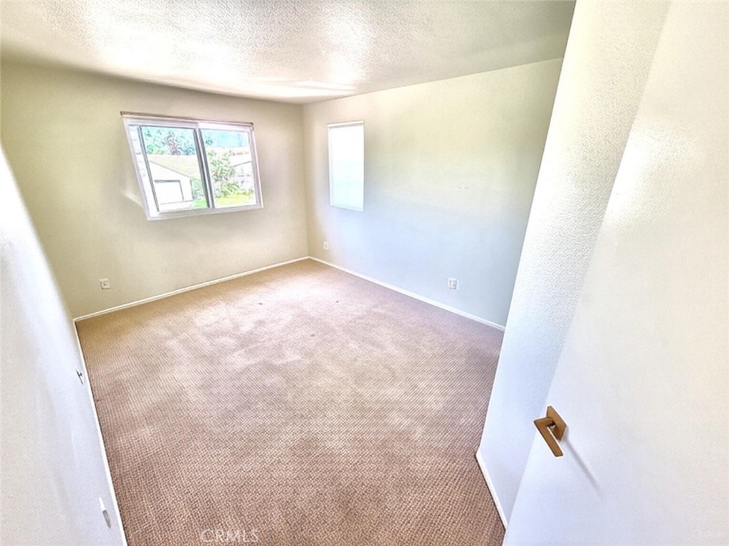 https://media.crmls.org/medias/e5dddde3-59ec-4bf7-90fc-0490a74addc8.jpg?preset=X-Large