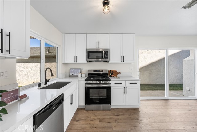 Detail Gallery Image 23 of 54 For 22015 Romar St, Chatsworth,  CA 91311 - 4 Beds | 3 Baths