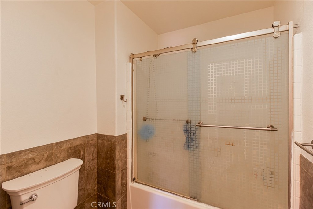 https://media.crmls.org/medias/e5de9a02-451d-4add-87e9-1d462aef2c75.jpg?preset=X-Large