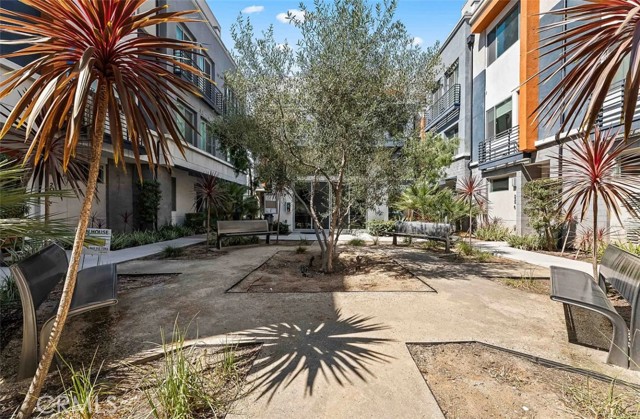 Detail Gallery Image 3 of 20 For 215 Elm Ave, Long Beach,  CA 90802 - 2 Beds | 3 Baths