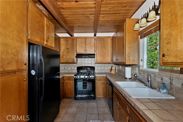 Detail Gallery Image 16 of 53 For 28193 Grenoble Ln, Lake Arrowhead,  CA 92352 - 3 Beds | 2 Baths