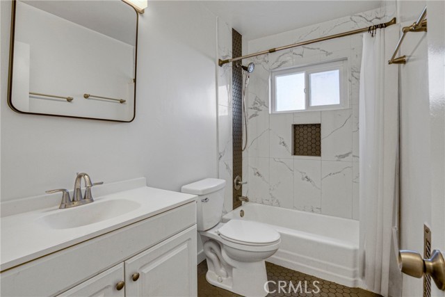 Detail Gallery Image 11 of 19 For 6643 De Longpre #5,  Los Angeles,  CA 90028 - 2 Beds | 2 Baths