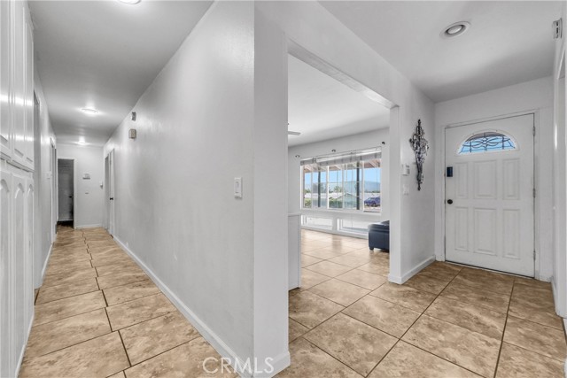 5622 Sharon Way, Jurupa Valley CA: https://media.crmls.org/medias/e5e14dd4-b98f-4017-8db8-bd96e67d4f56.jpg