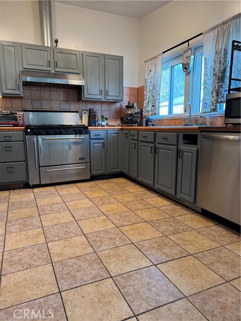 Detail Gallery Image 15 of 39 For 4312 Walton, Los Angeles,  CA 90037 - – Beds | – Baths