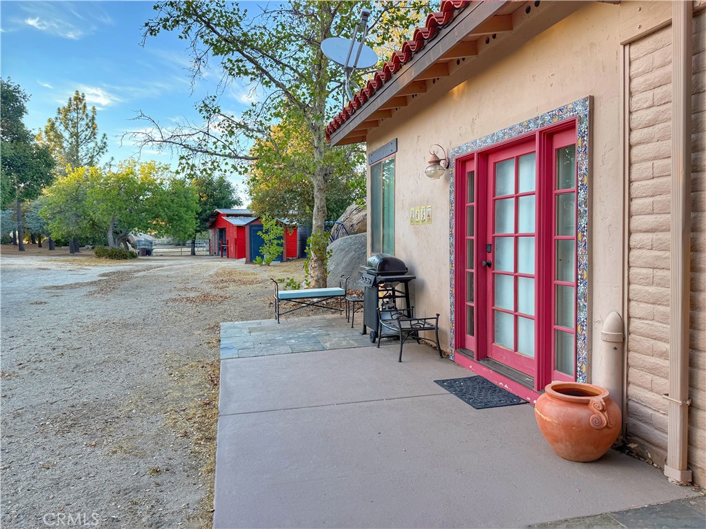 https://media.crmls.org/medias/e5e1d471-2f3b-4fab-91b5-583130a178c2.jpg?preset=X-Large