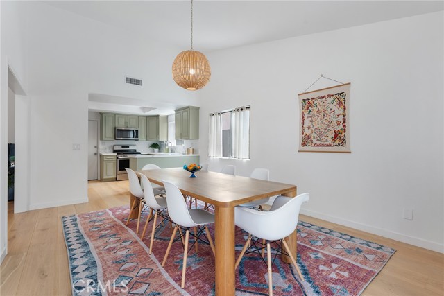 Detail Gallery Image 15 of 42 For 5607 Royer Ave, Woodland Hills,  CA 91367 - 4 Beds | 2 Baths