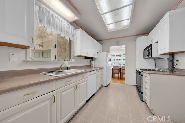 5514 Bellflower Blvd, Lakewood CA: https://media.crmls.org/medias/e5e32676-e20d-49c4-97d5-f39839029586.jpg