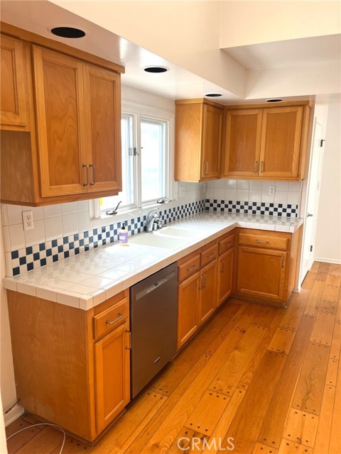 2001 Manzanita Lane, Manhattan Beach CA: https://media.crmls.org/medias/e5e387d5-bb7c-42f5-9878-25f6d9a293e0.jpg
