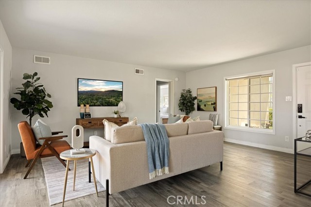 1110 W Cypress Avenue, Redlands CA: https://media.crmls.org/medias/e5e3bc58-c9b0-46a9-a3b7-7d8af16a99ad.jpg