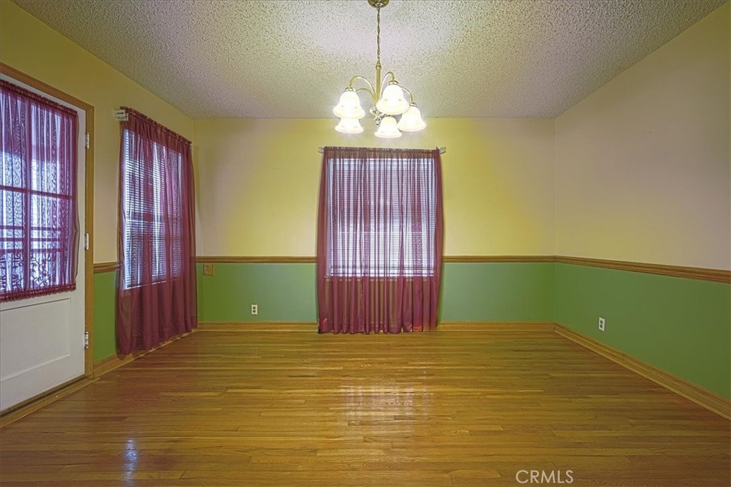 https://media.crmls.org/medias/e5e41934-d3af-498f-981f-48d8e75391f8.jpg?preset=X-Large