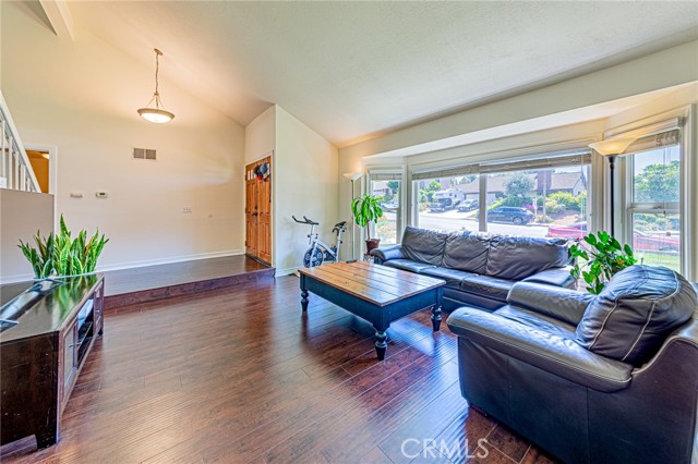 49 Stagecoach Drive, Phillips Ranch CA: https://media.crmls.org/medias/e5e4ec3b-e960-4929-bcbc-17c24943a08a.jpg