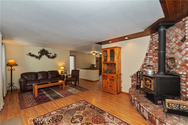 2208 Manzanita Lane, Big Bear City CA: https://media.crmls.org/medias/e5e4fb3c-e054-4a3d-8b0d-500ea87d8051.jpg