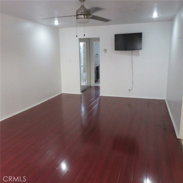 545 Chestnut Avenue, Long Beach CA: https://media.crmls.org/medias/e5e5a1ce-199f-4f46-92dd-03f662f4b002.jpg