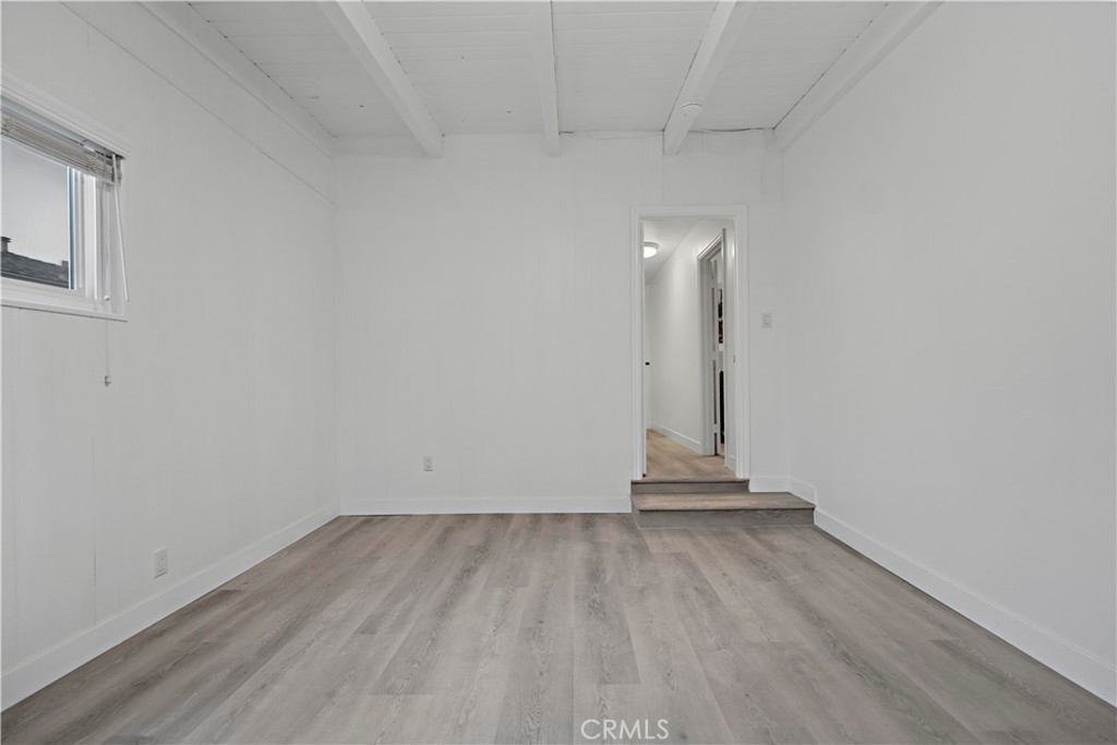 https://media.crmls.org/medias/e5e85e09-5fbf-4b0e-834c-a6a1ff0d5d1f.jpg?preset=X-Large