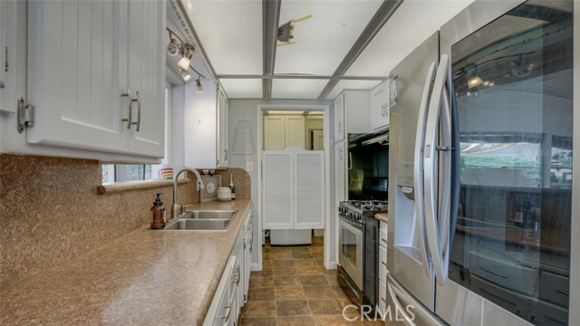 525 N Mariposa Street, Burbank CA: https://media.crmls.org/medias/e5e90a09-a933-4715-8f9a-54d8a5b41f80.jpg