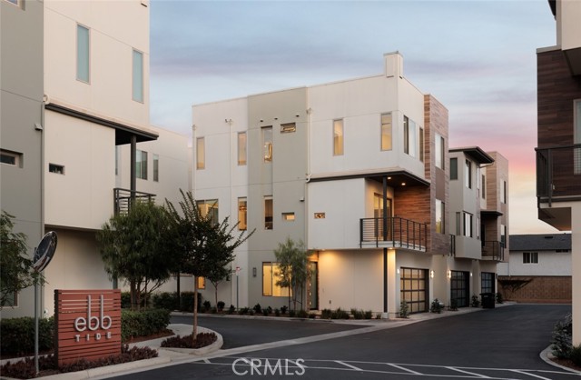 15 Ebb Tide Circle, Newport Beach CA: https://media.crmls.org/medias/e5e9e9f9-81c3-4237-aeac-bda3777bd94b.jpg