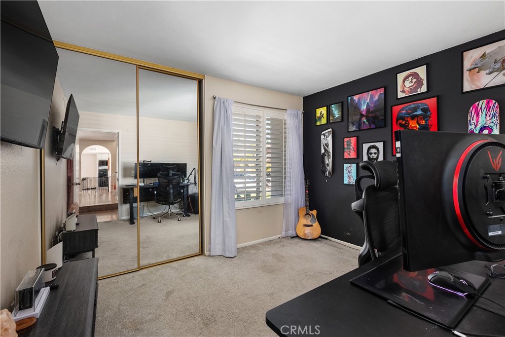 https://media.crmls.org/medias/e5ed4e38-0168-434e-971a-c5dc0c829403.jpg?preset=X-Large