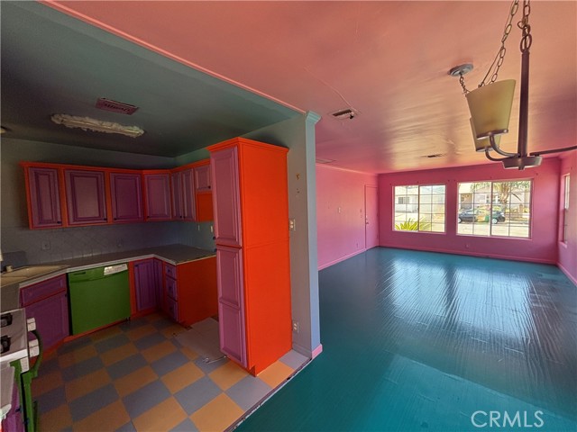 Detail Gallery Image 4 of 35 For 7032 Stansbury Ave, Van Nuys,  CA 91405 - 4 Beds | 3 Baths