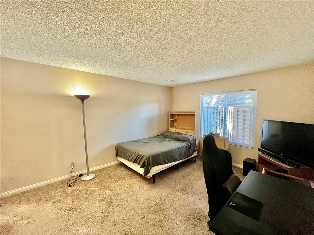 https://media.crmls.org/medias/e5efc2c6-c173-4041-9e75-26c8d8748edf.jpg?preset=X-Large