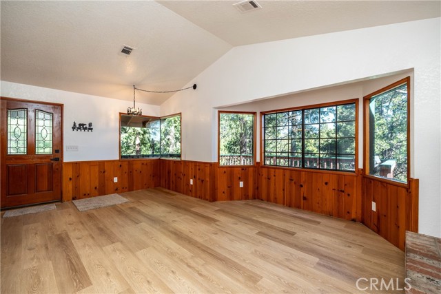 Detail Gallery Image 1 of 44 For 23772 Scenic Dr, Crestline,  CA 92325 - 3 Beds | 1/1 Baths