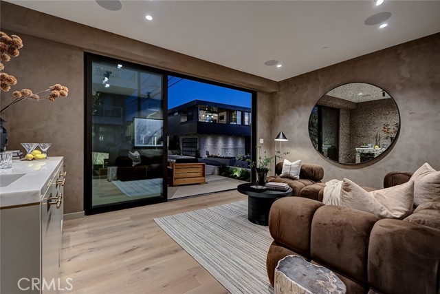 315 25th, Manhattan Beach, California 90266, 3 Bedrooms Bedrooms, ,3 BathroomsBathrooms,Residential,For Sale,25th,SB26081784