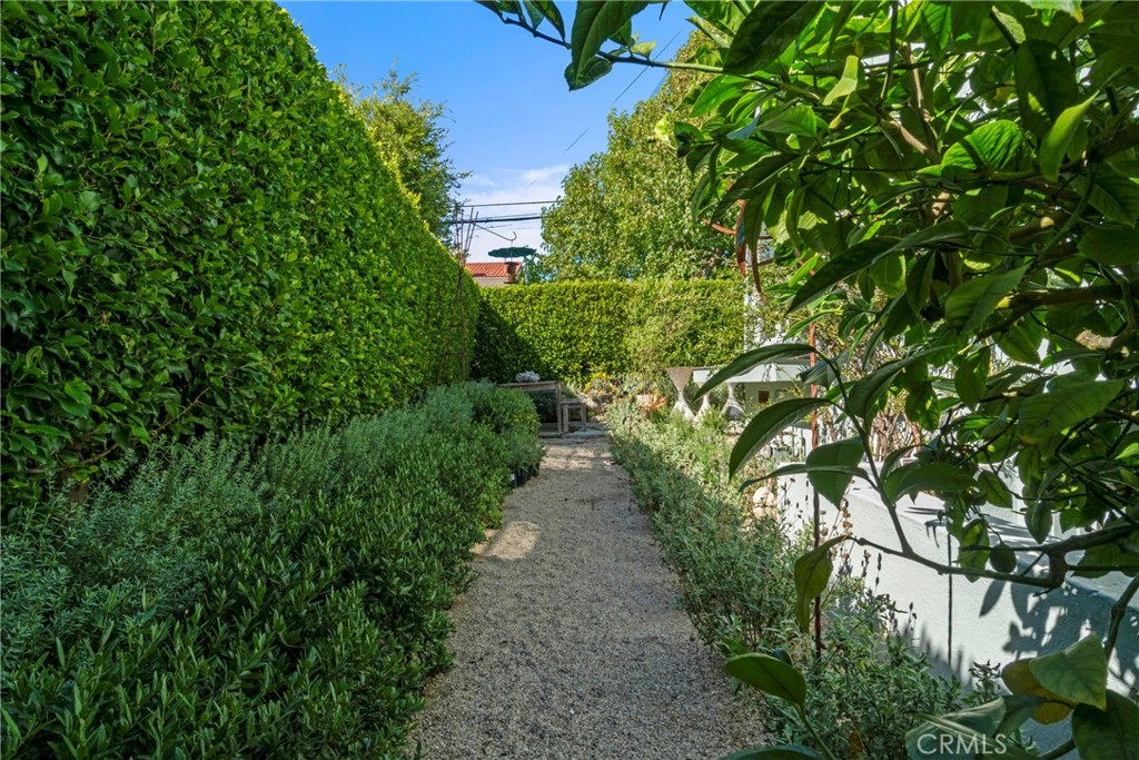 https://media.crmls.org/medias/e5f3a512-8736-4bd0-8829-a8997f5acf15.jpg?preset=X-Large