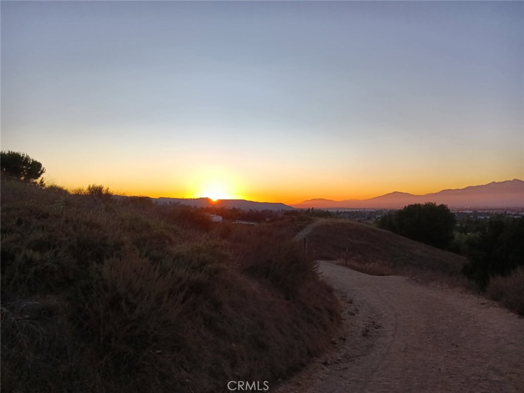 https://media.crmls.org/medias/e5f4add5-6106-4ce0-ad04-981cee0a9cf1.jpg?preset=X-Large