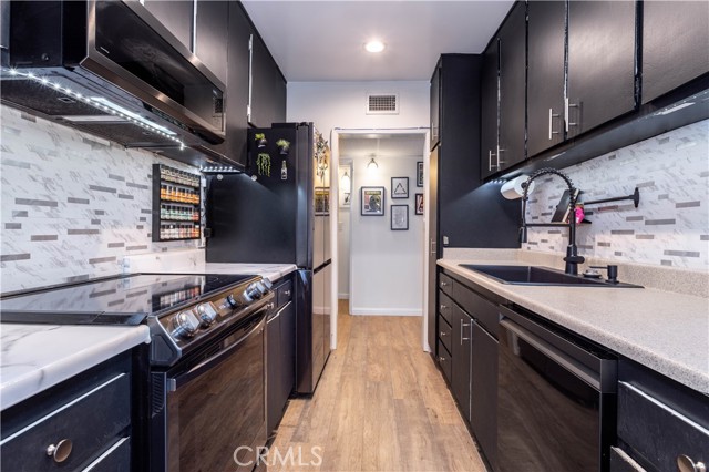 18307 Burbank Boulevard, Tarzana CA: https://media.crmls.org/medias/e5f982f7-a203-467a-9718-f8a54561a316.jpg