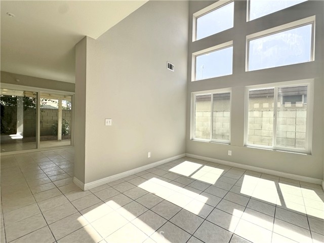15965 Peach Tree Lane, Fontana CA: https://media.crmls.org/medias/e5faa2fb-e0da-4311-9722-c176c5731487.jpg