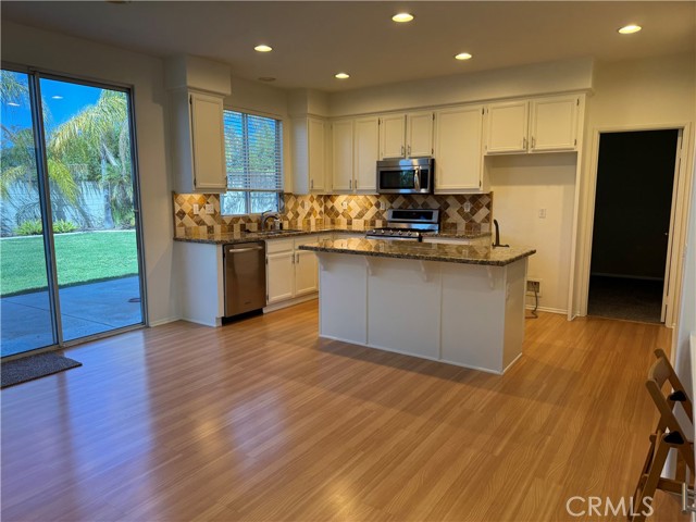 Detail Gallery Image 3 of 11 For 19562 Rotterdam, Riverside,  CA 92508 - 3 Beds | 2/1 Baths