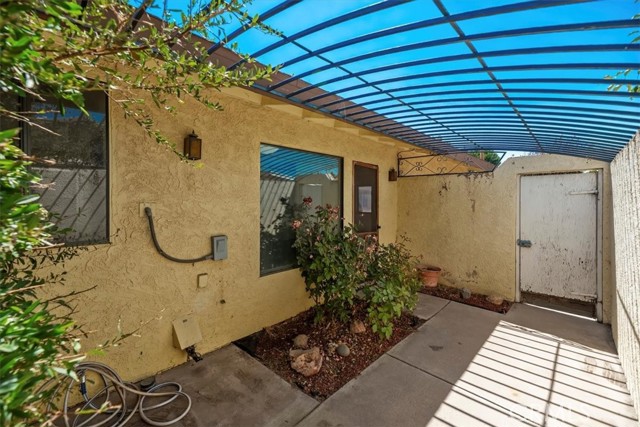 12690 Augusta Way, Victorville CA: https://media.crmls.org/medias/e5fc72b9-d1f0-4afa-8e97-33c8210ad9ad.jpg