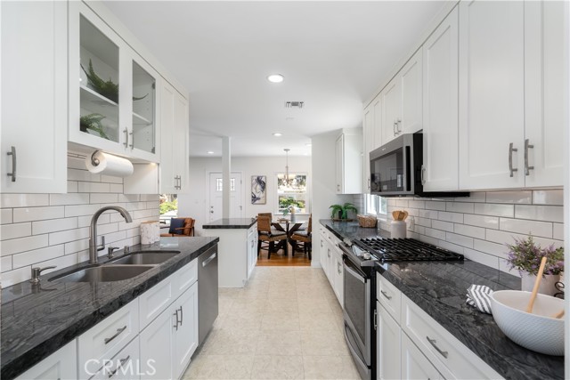 427 Stanford Road, Burbank CA: https://media.crmls.org/medias/e5fd4094-9c77-45d2-8668-75ccc5fce57c.jpg