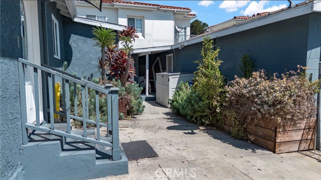 415 E 97th Street, Inglewood CA: https://media.crmls.org/medias/e5fd67a9-a46e-4ad3-bfcf-6a422ef5b797.jpg