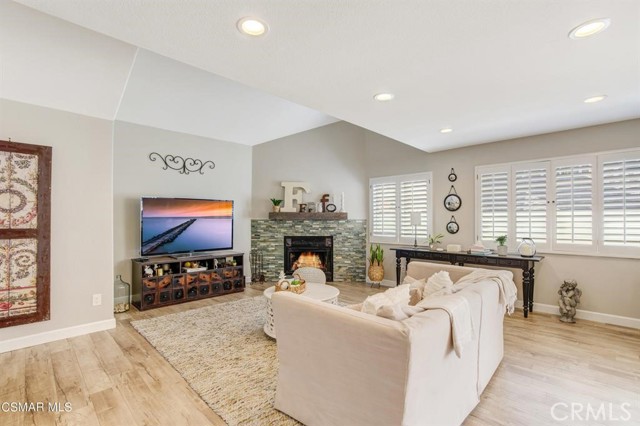 Detail Gallery Image 4 of 23 For 1948 Rory Ln #4,  Simi Valley,  CA 93063 - 3 Beds | 2/1 Baths