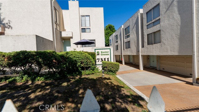Detail Gallery Image 1 of 29 For 7311 Kester Ave #11,  Van Nuys,  CA 91405 - 2 Beds | 2/1 Baths