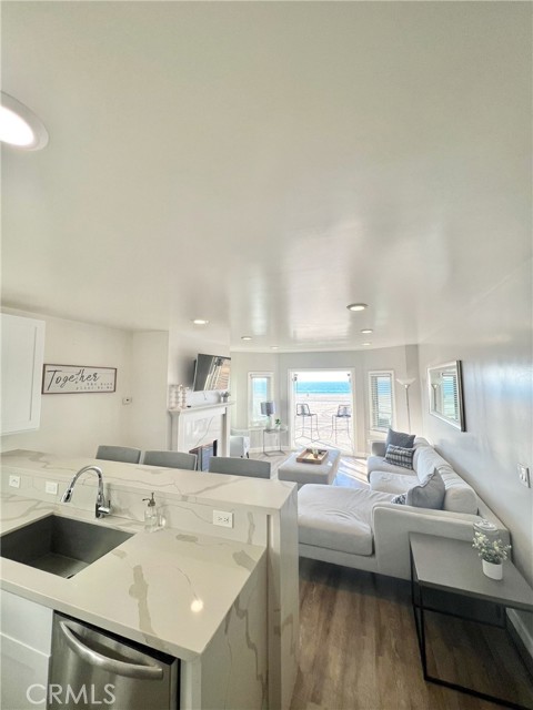 1836 The Strand, Hermosa Beach CA: https://media.crmls.org/medias/e5ff5578-d112-4b07-829d-508578387178.jpg