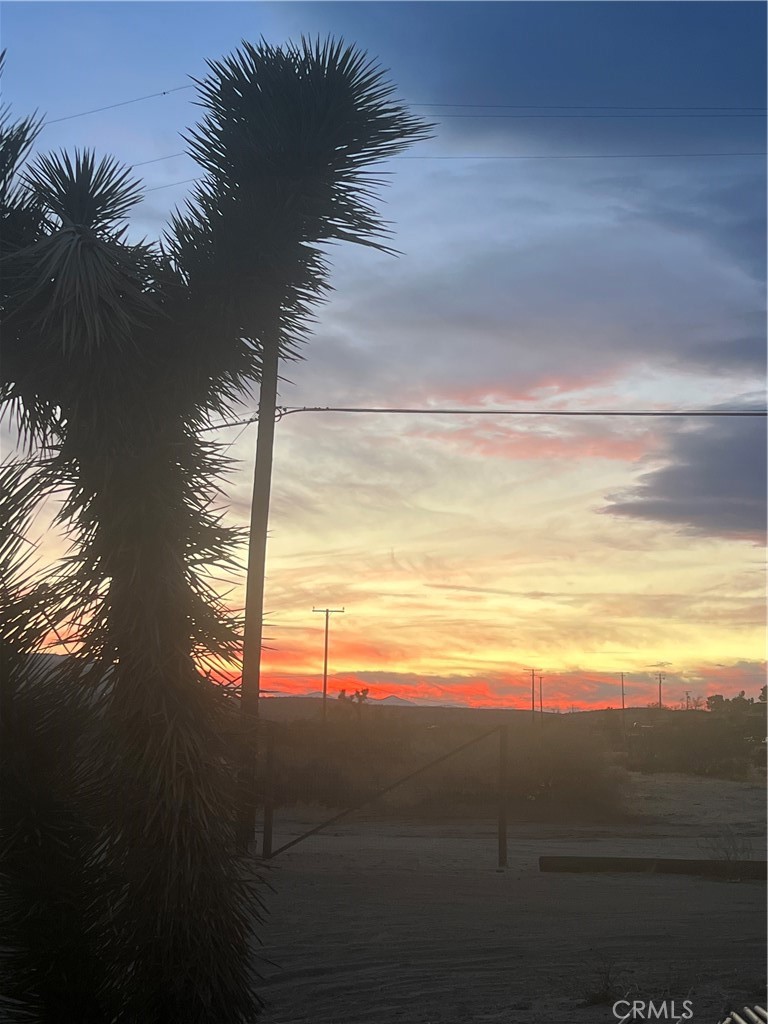 https://media.crmls.org/medias/e5ffc8ff-10fd-4b9e-a0dc-c1f71d8acc30.jpg?preset=X-Large