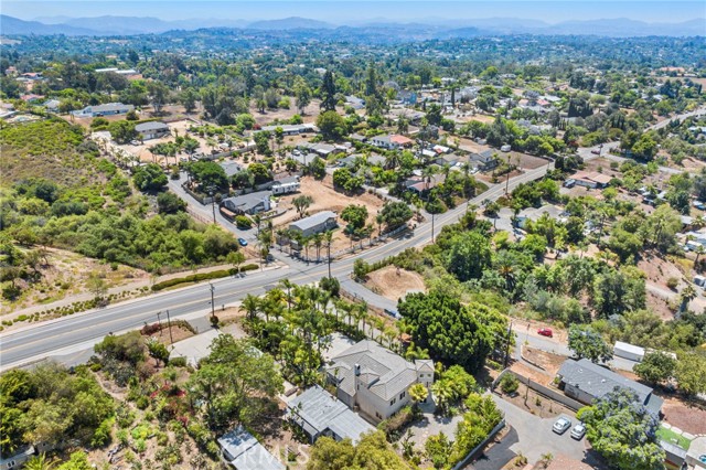 210 N Stage Coach Lane, Fallbrook CA: https://media.crmls.org/medias/e5ffecf1-ee04-482e-b78c-93cd6b52af3d.jpg