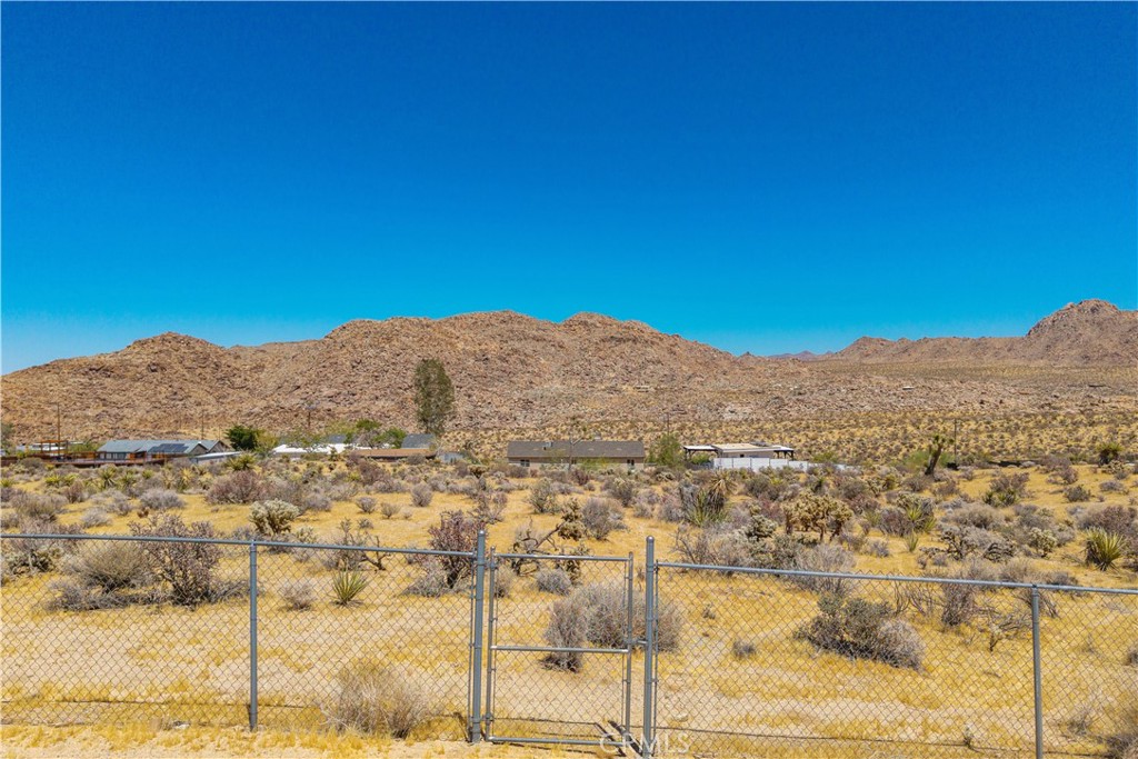 https://media.crmls.org/medias/e6016498-862f-4624-a786-1440c1d0b919.jpg?preset=X-Large