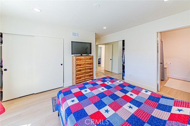 26 Seton, Irvine CA: https://media.crmls.org/medias/e6038cd8-09a4-4d60-98bb-f8c346bc0e07.jpg