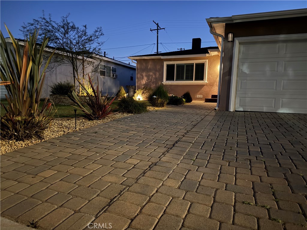 https://media.crmls.org/medias/e60673b5-b4c4-4c0f-8838-b4b4d7f53312.jpg?preset=X-Large