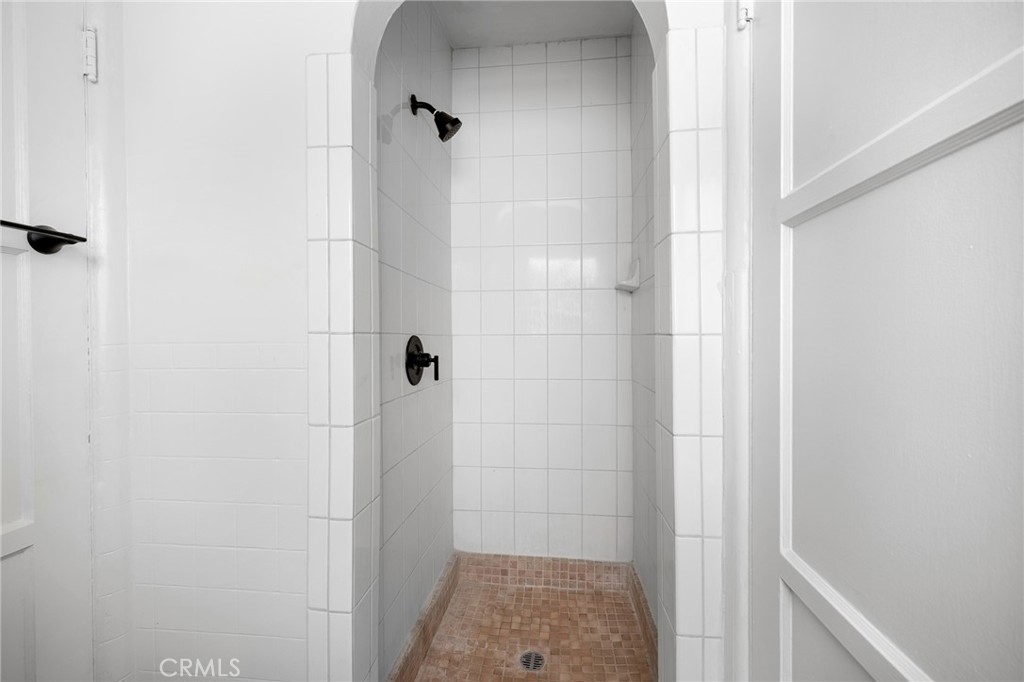 https://media.crmls.org/medias/e606d87d-c0b2-4f0d-9b84-9cc659817bb3.jpg?preset=X-Large