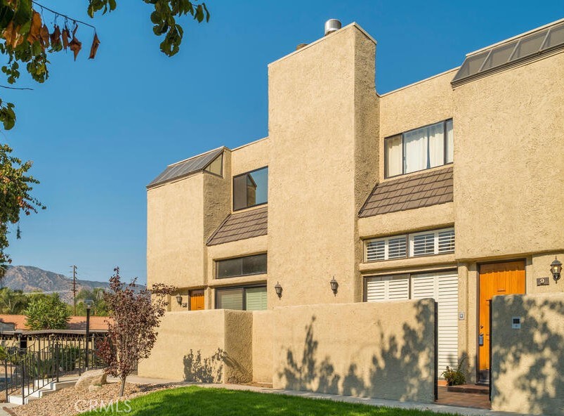 984 W Riverside Drive