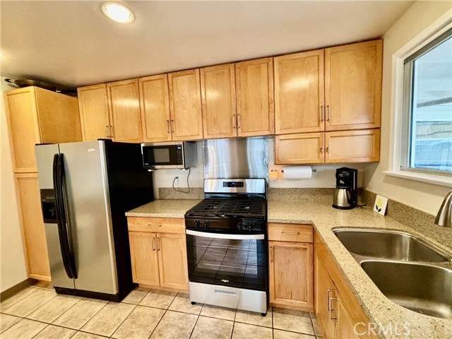 Detail Gallery Image 5 of 18 For 15001 Sutro Ave, Gardena,  CA 90249 - 3 Beds | 2 Baths
